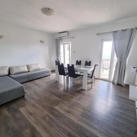 Apartman May *